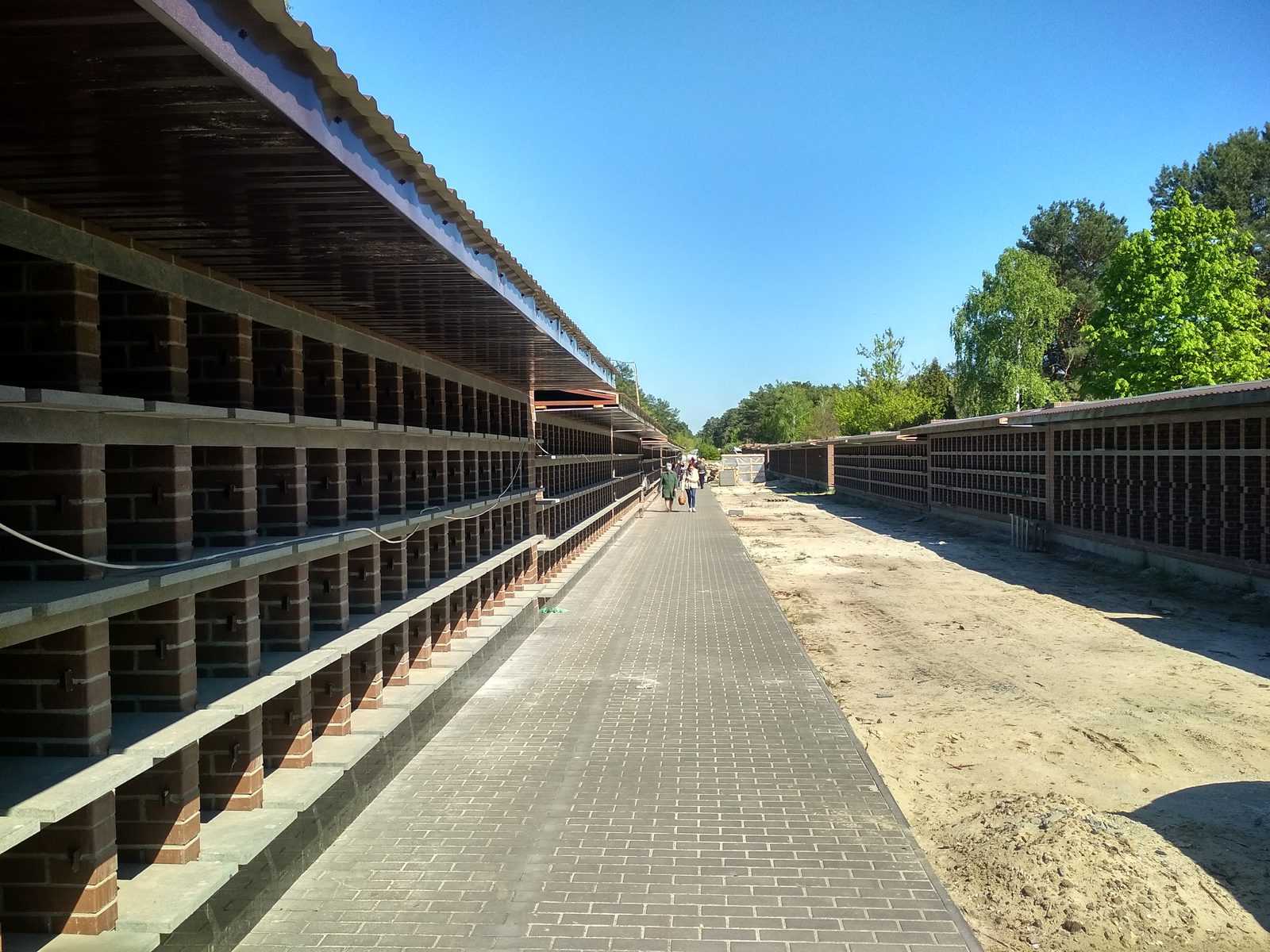 Колумбарна стіна на Лісовому кладовищі в Києві під час будівництва, 2021 рік